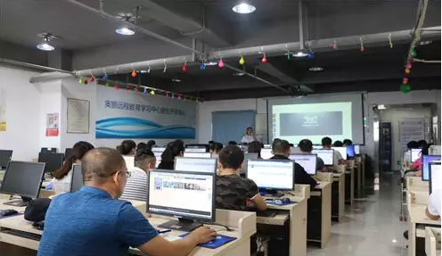 金秋送爽 太原新生迎開(kāi)學(xué)