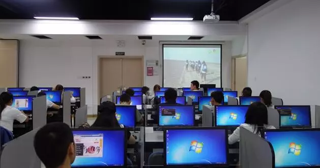 明月迎中秋，奧鵬寄思念