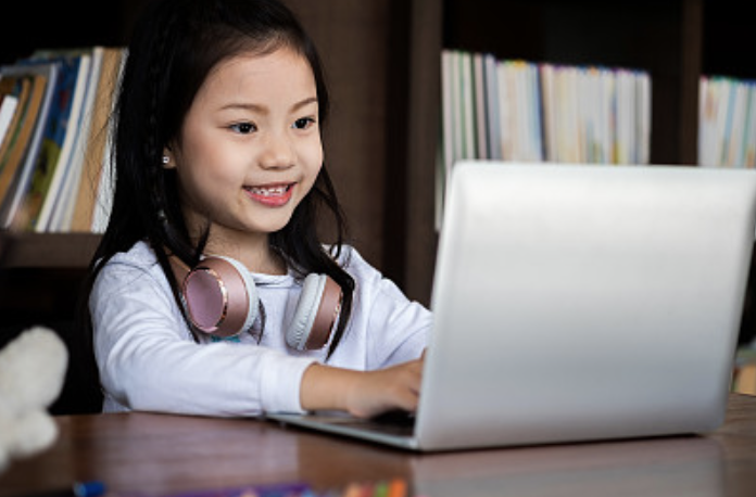 “宅家”一個月，近視一百度？學(xué)習(xí)網(wǎng)課時如何科學(xué)護(hù)眼、防控近視，官方專家宣講團(tuán)來支招啦！ | 特別關(guān)注