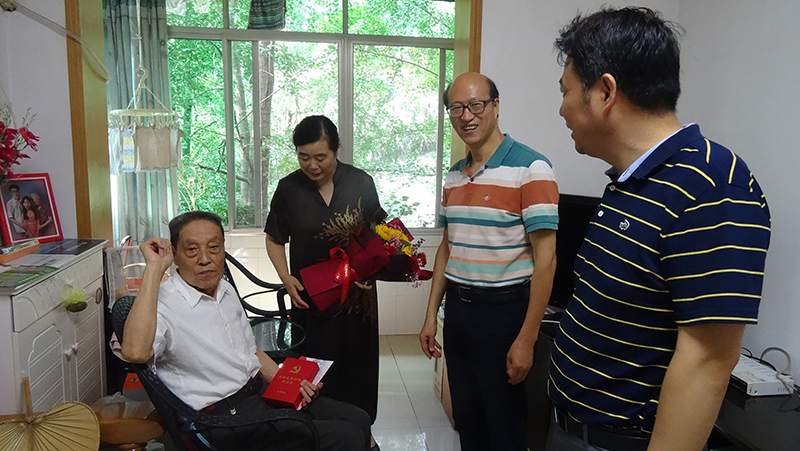 致敬光榮在黨50年老黨員學(xué)院領(lǐng)導(dǎo)為“光榮在黨50年”榮譽獲得者頒發(fā)紀念章