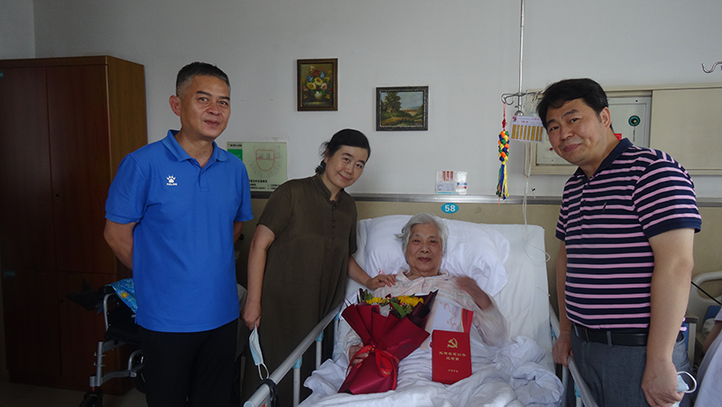 致敬光榮在黨50年老黨員學(xué)院領(lǐng)導(dǎo)為“光榮在黨50年”榮譽獲得者頒發(fā)紀念章