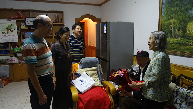 致敬光榮在黨50年老黨員學(xué)院領(lǐng)導(dǎo)為“光榮在黨50年”榮譽獲得者頒發(fā)紀念章