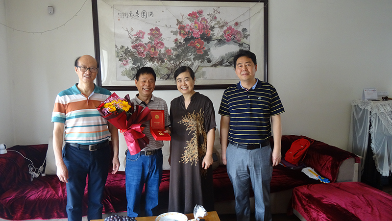 致敬光榮在黨50年老黨員學(xué)院領(lǐng)導(dǎo)為“光榮在黨50年”榮譽獲得者頒發(fā)紀念章