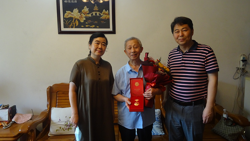 致敬光榮在黨50年老黨員學(xué)院領(lǐng)導(dǎo)為“光榮在黨50年”榮譽獲得者頒發(fā)紀念章