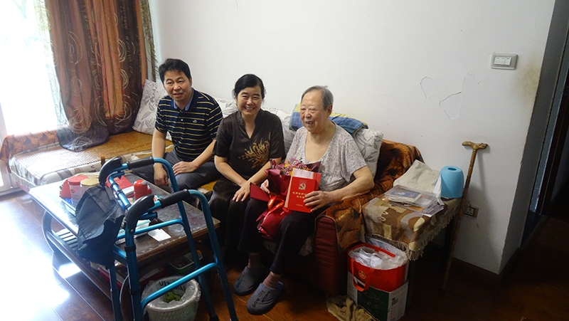 致敬光榮在黨50年老黨員學(xué)院領(lǐng)導(dǎo)為“光榮在黨50年”榮譽獲得者頒發(fā)紀念章