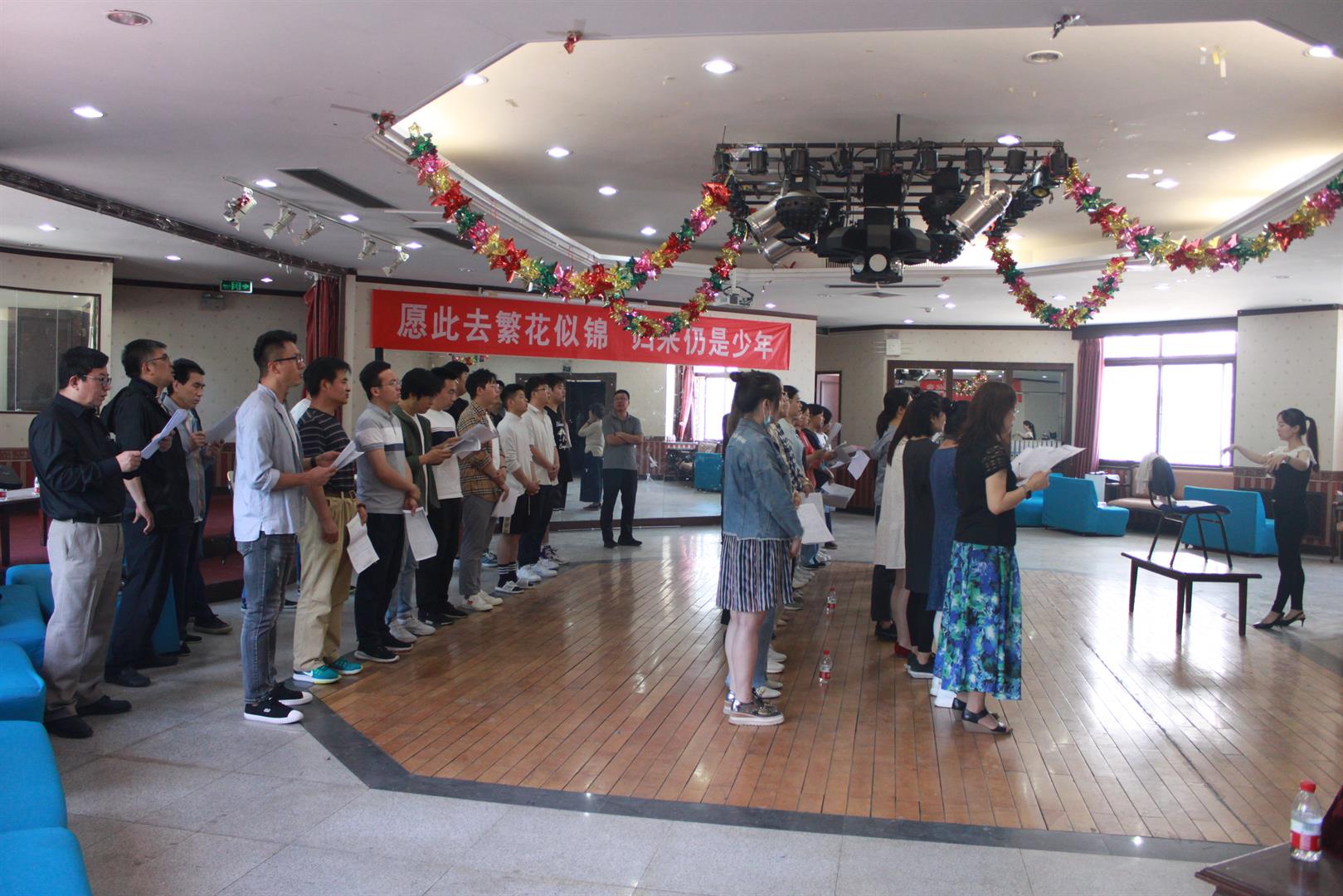 學(xué)院榮獲慶?！鞍倌昙t船頌 七秩遠(yuǎn)航歌”大型主題合唱比賽一等獎(jiǎng)