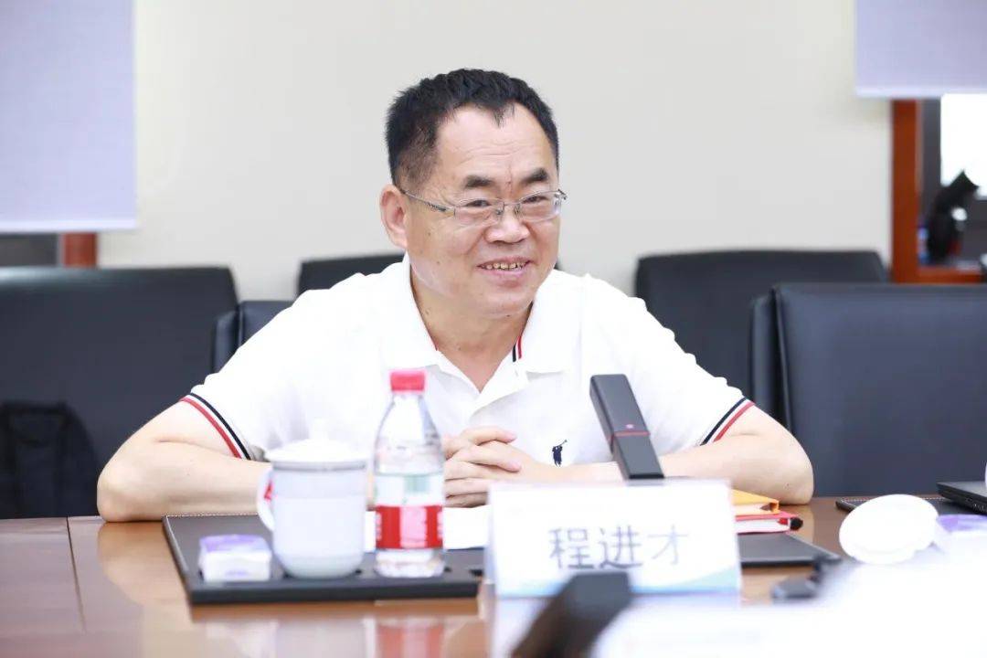 奧鵬教育應(yīng)邀出席數(shù)字時(shí)代教師專業(yè)發(fā)展學(xué)術(shù)圓桌暨《中國教師培訓(xùn)發(fā)展報(bào)告（2021）》發(fā)布會(huì)